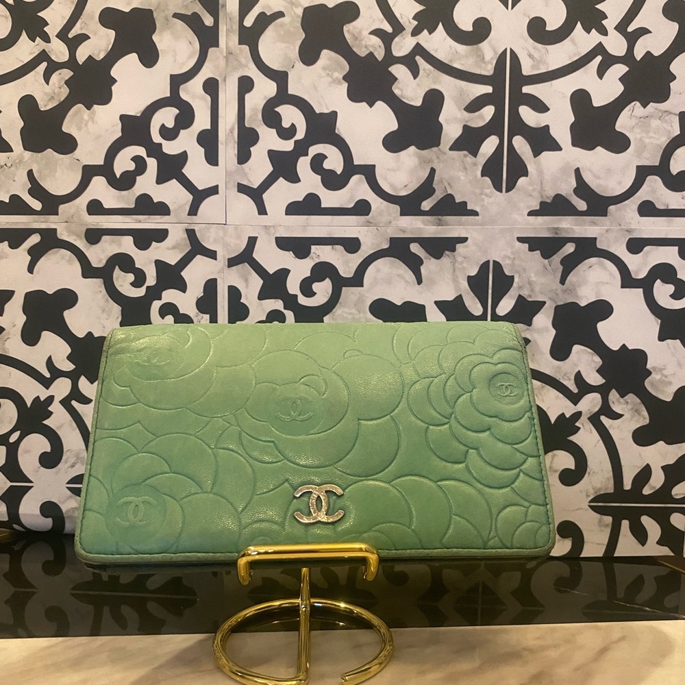 GUC Chanel Camellia bifold wallet green